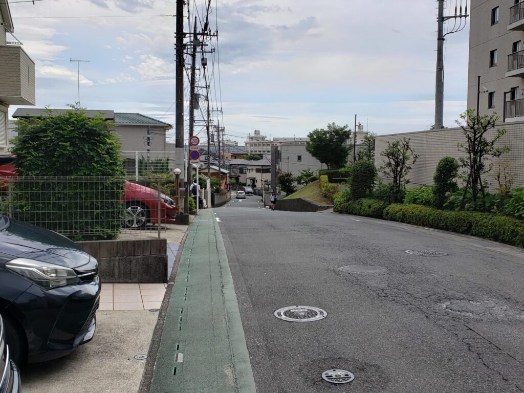 交差点先にある下り坂