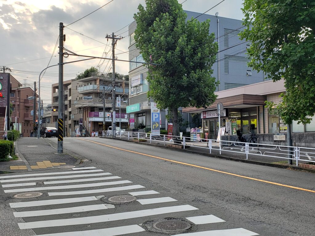 江田駅西口のようす②