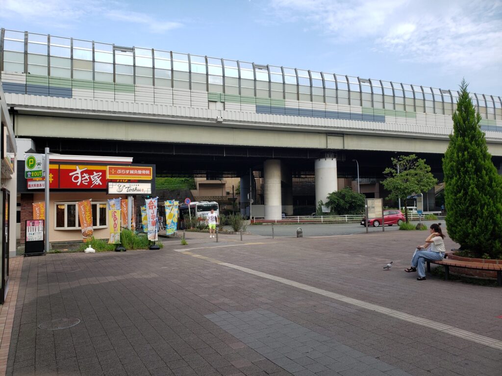 江田駅東口のようす①