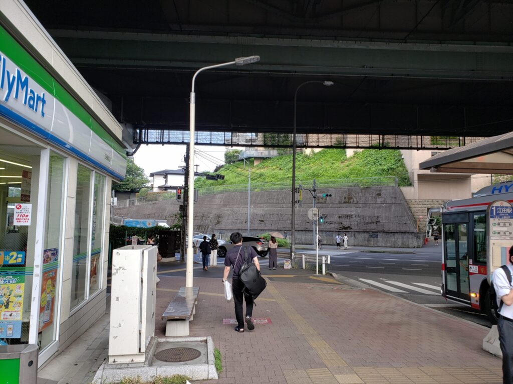 東口バス乗り場先の交差点