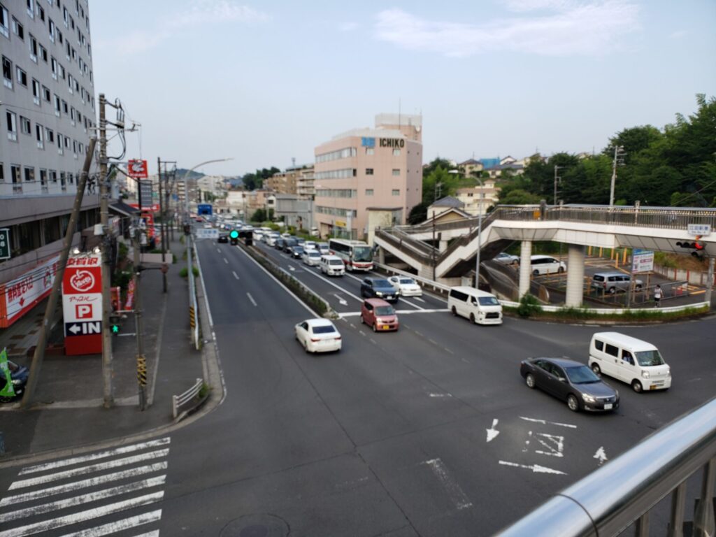 「江田駅東」交差点