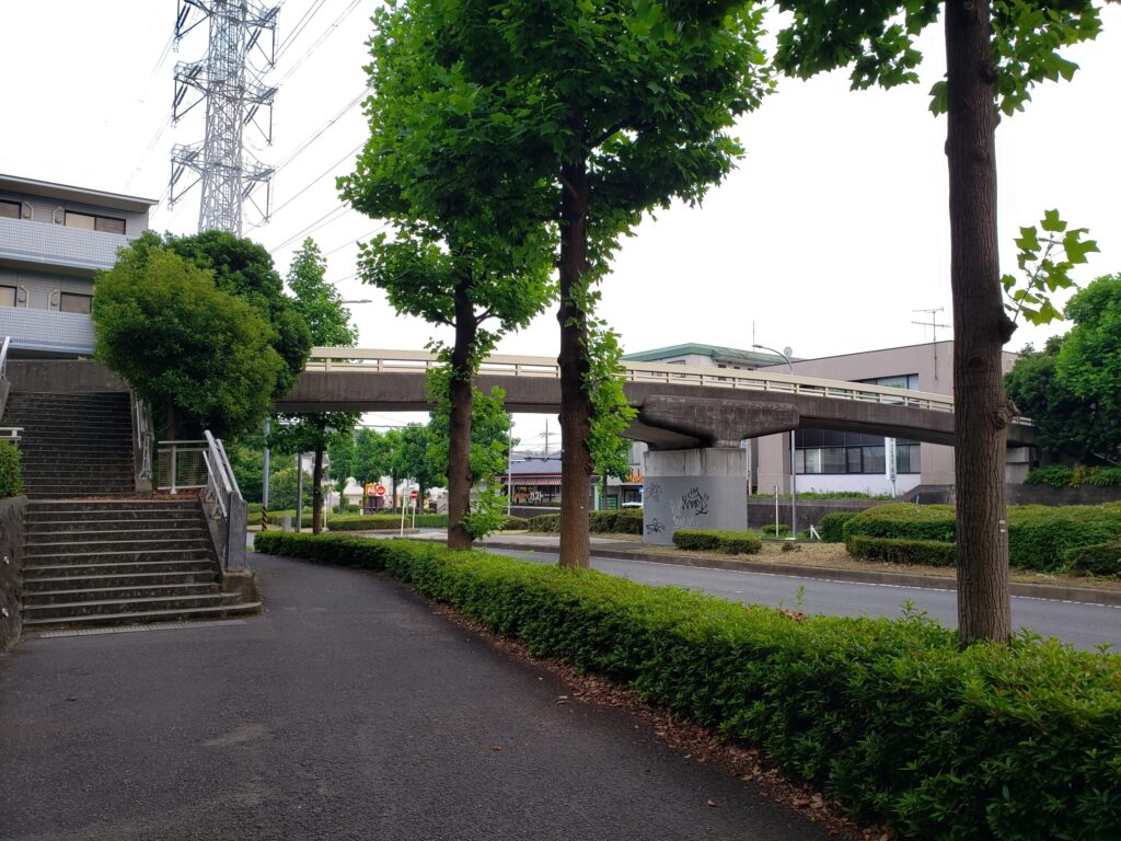 バス停近くの歩道橋