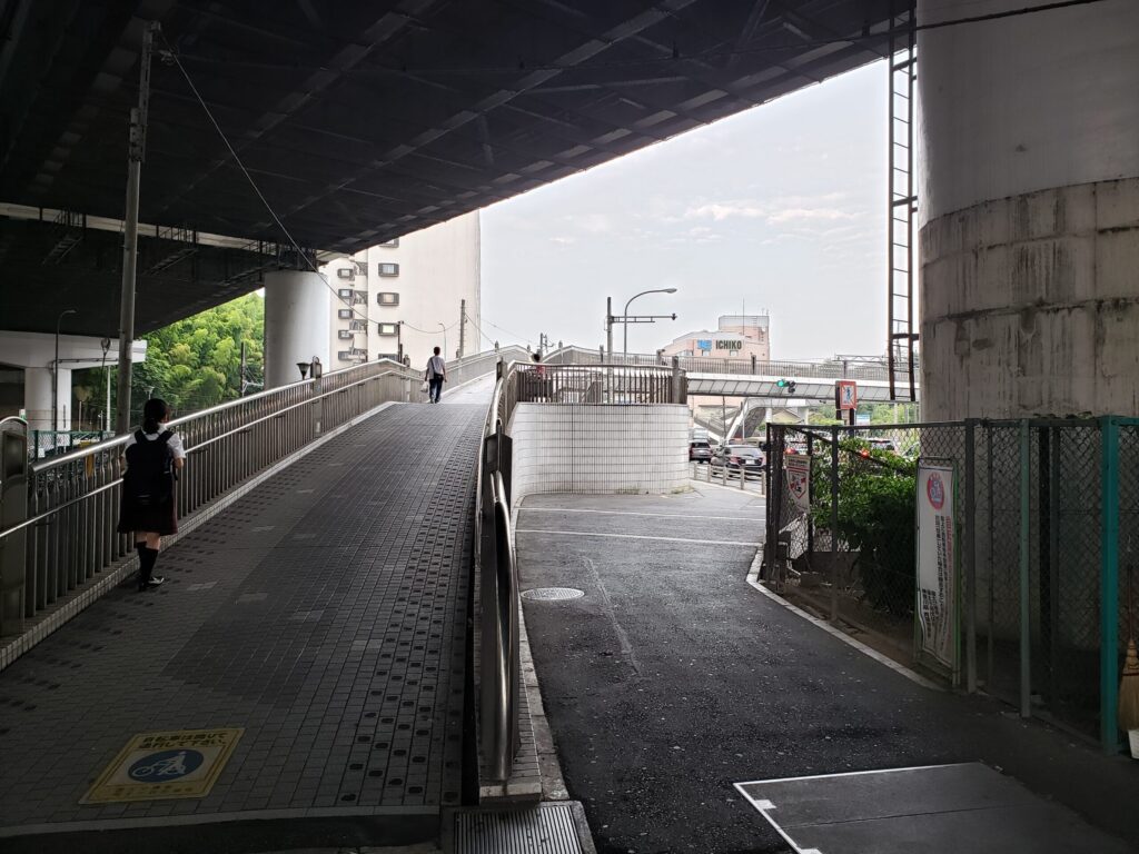 大きな歩道橋