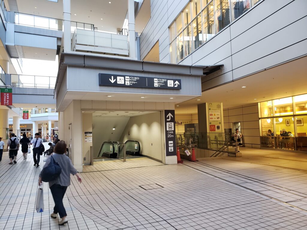 北口バス乗り場へのエスカレーター