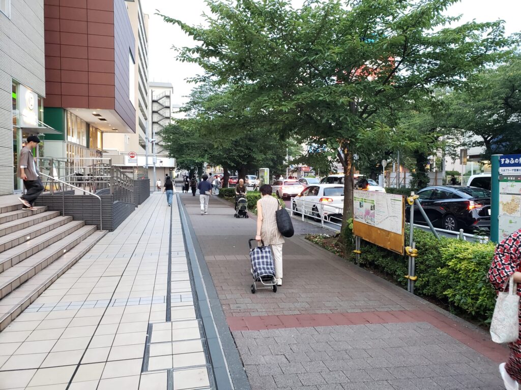 東急百貨店前の通り