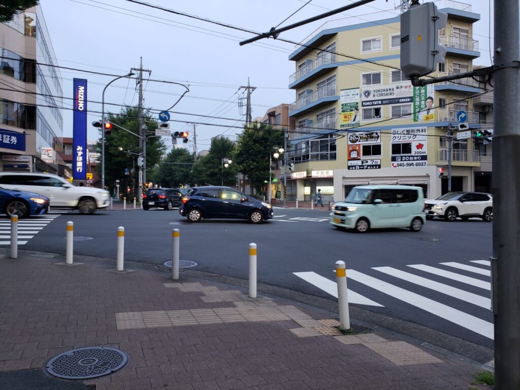 「たまプラーザ駅入口」交差点
