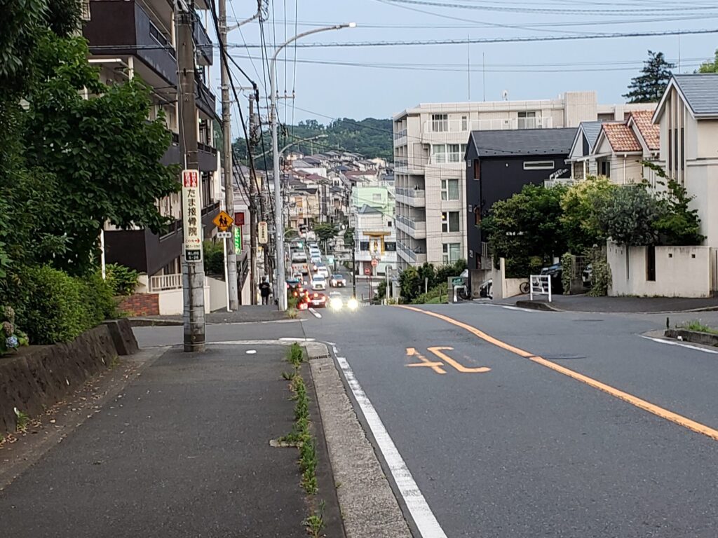 交差点先の下り坂