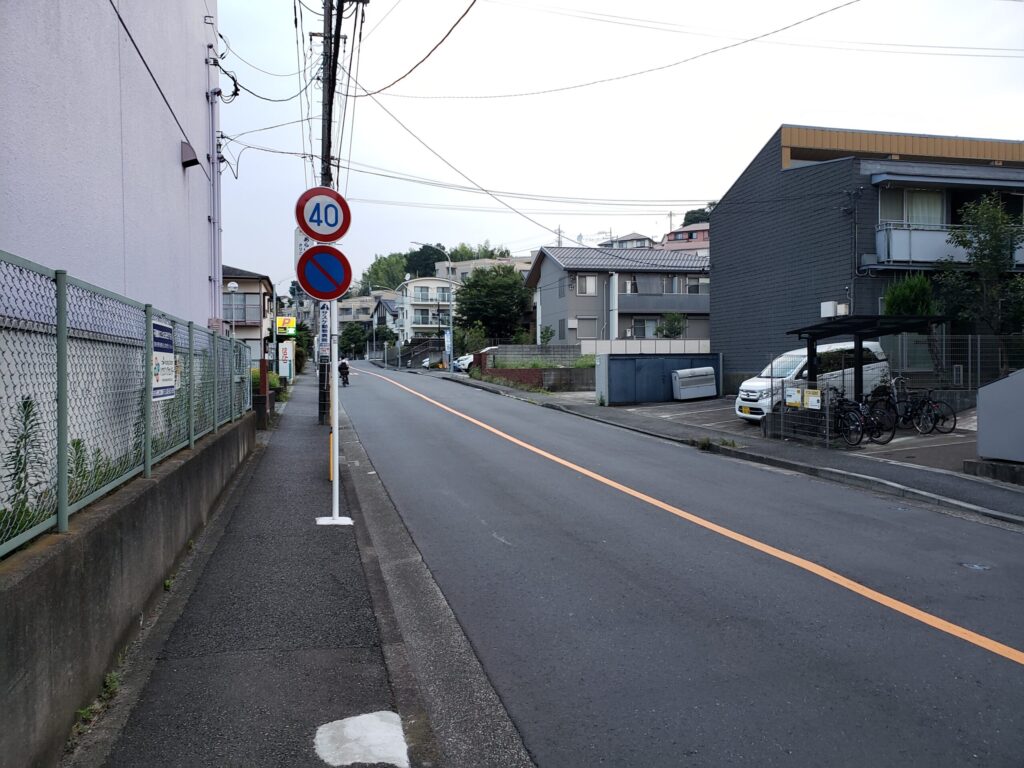 交差点先の住宅エリア