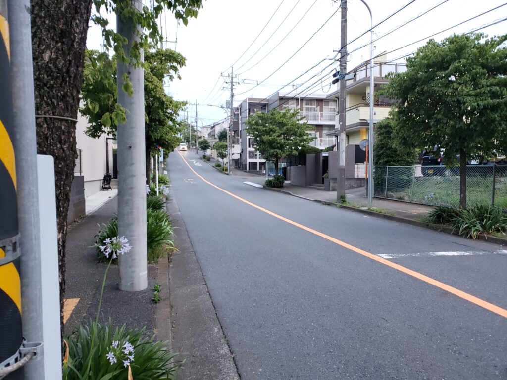 カーブ先の長い上り坂