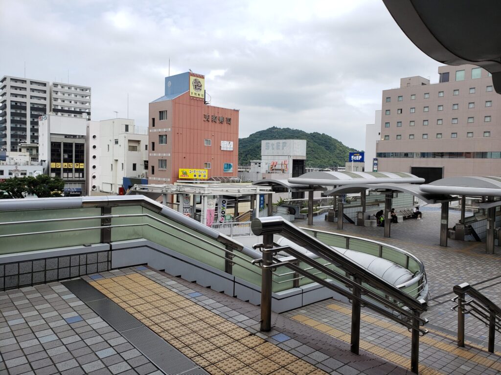 秦野駅北口のようす①