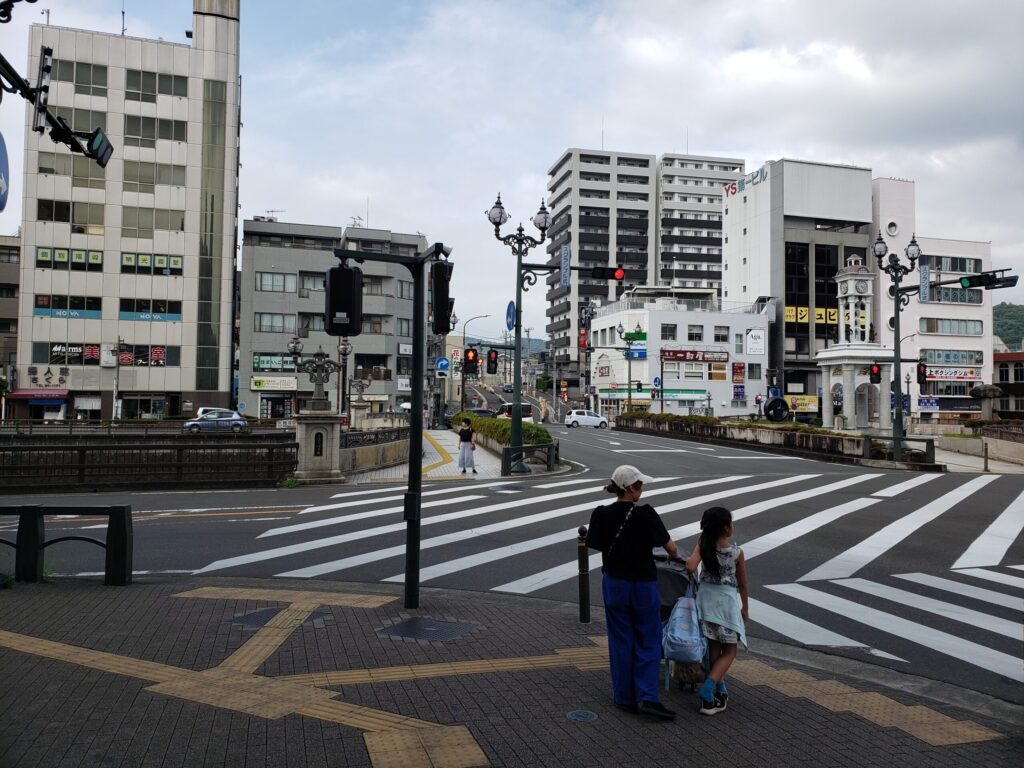 北口近くのスクランブル交差点