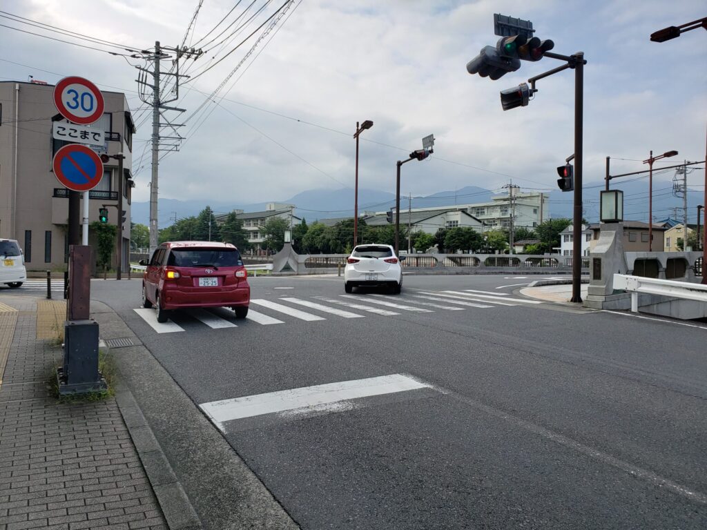 「秦野橋南側」交差点