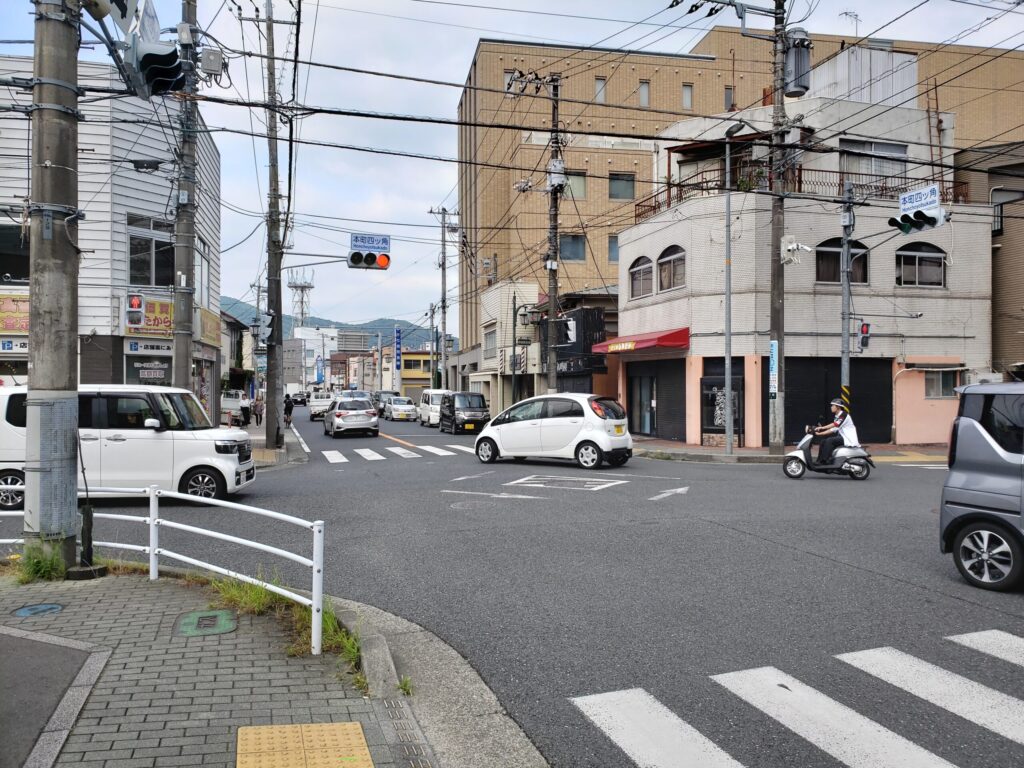 「秦野橋北側」交差点