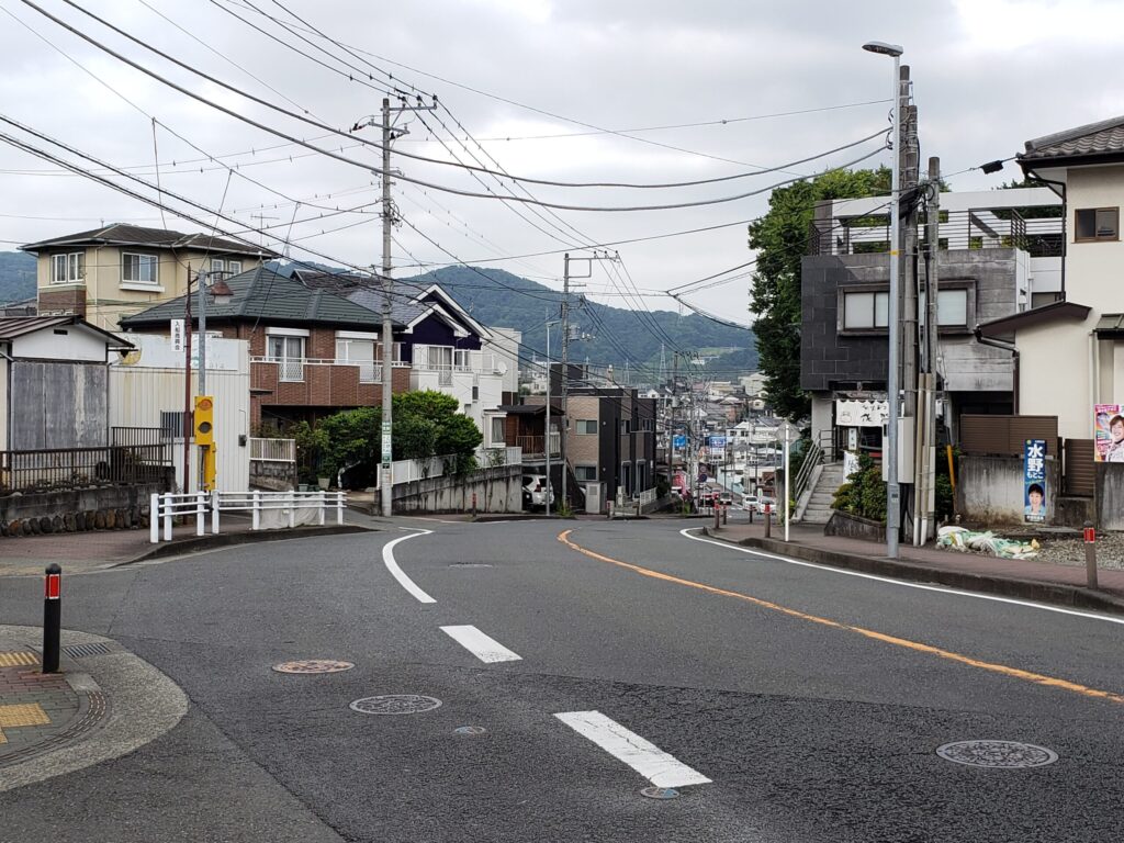商店街を抜けた先の下り坂