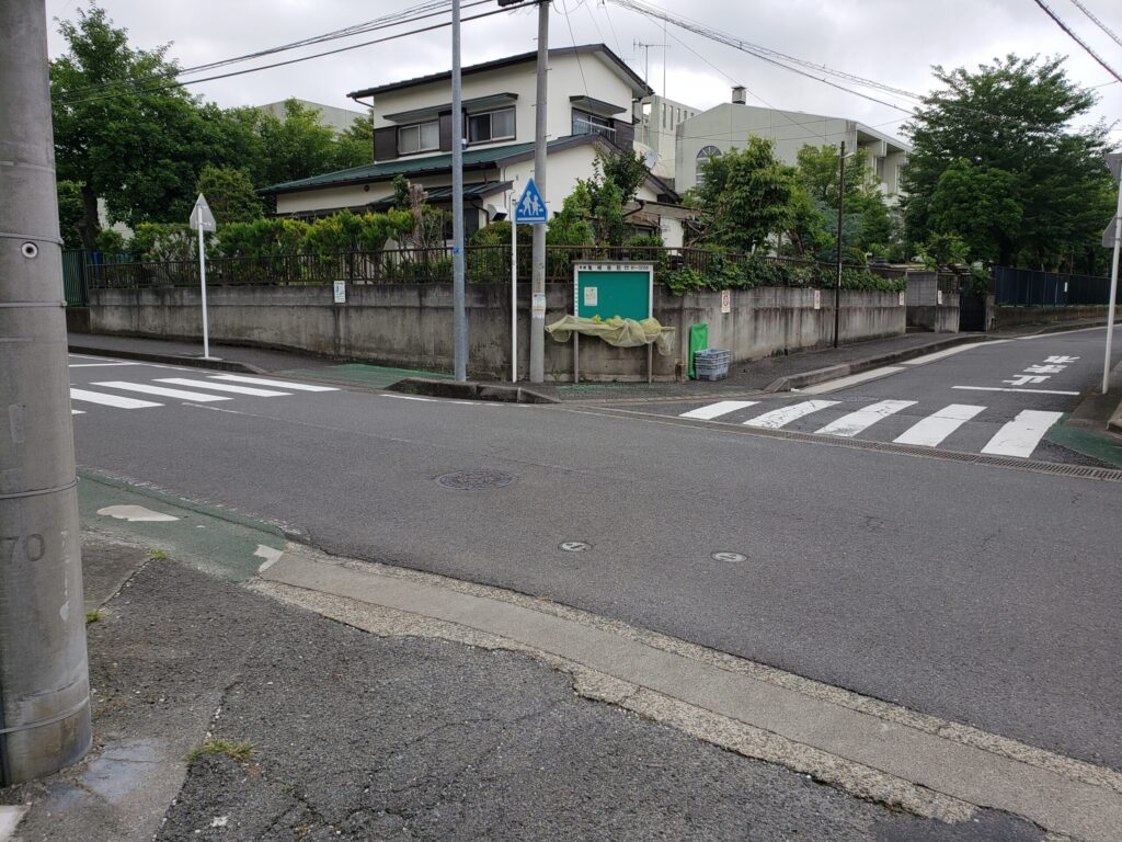 高校前の交差点