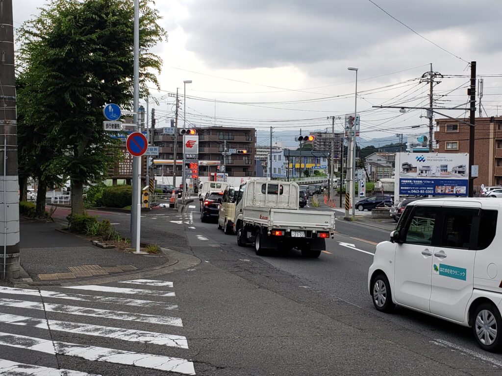 秦野曾屋高校近くにある道路＆コンビニ