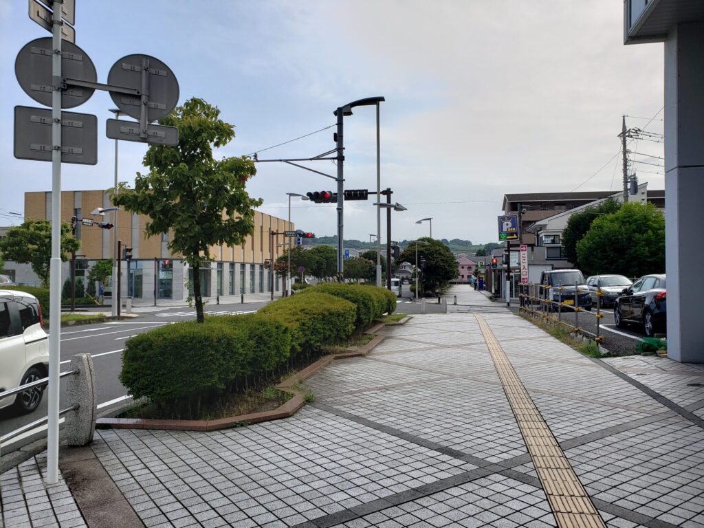 バス乗り場向かいの道