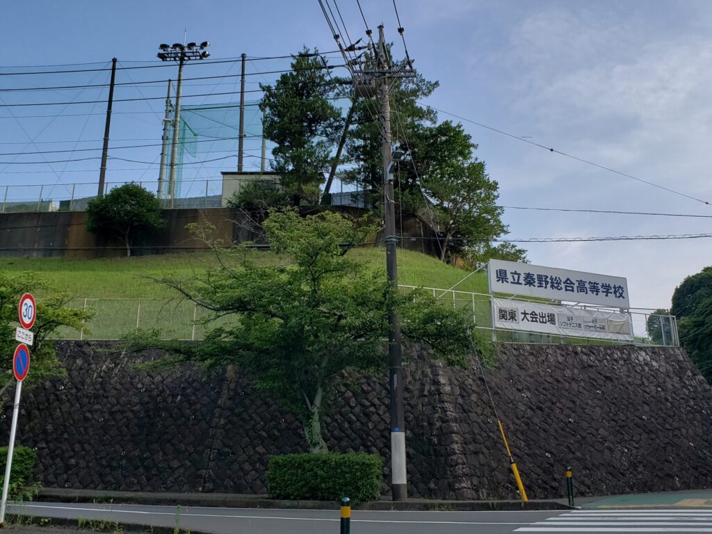 交差点からの高校の外観