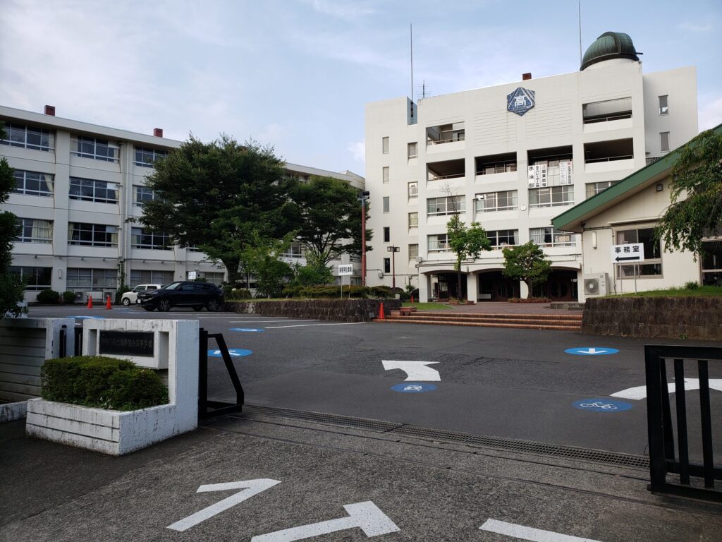 秦野総合高校外観①