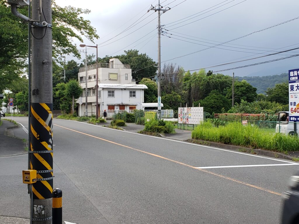 高校前の道路