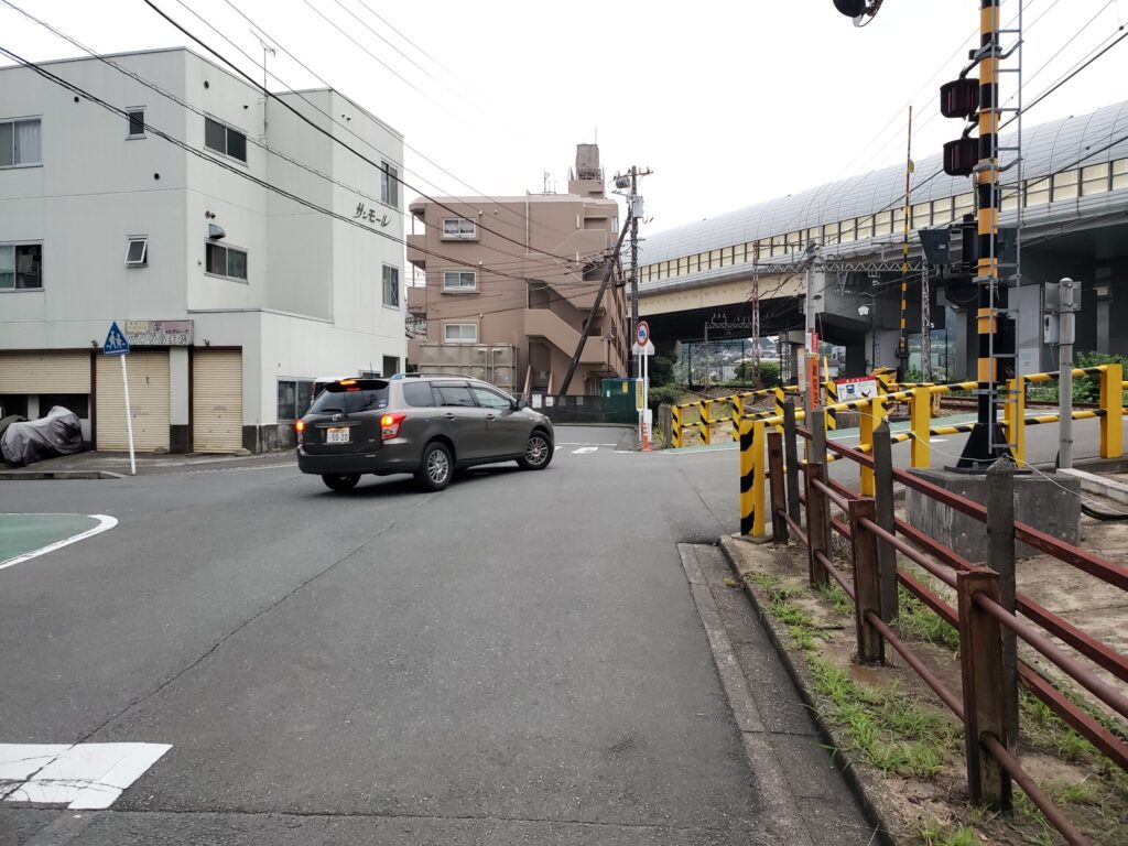 高架線が見える踏切