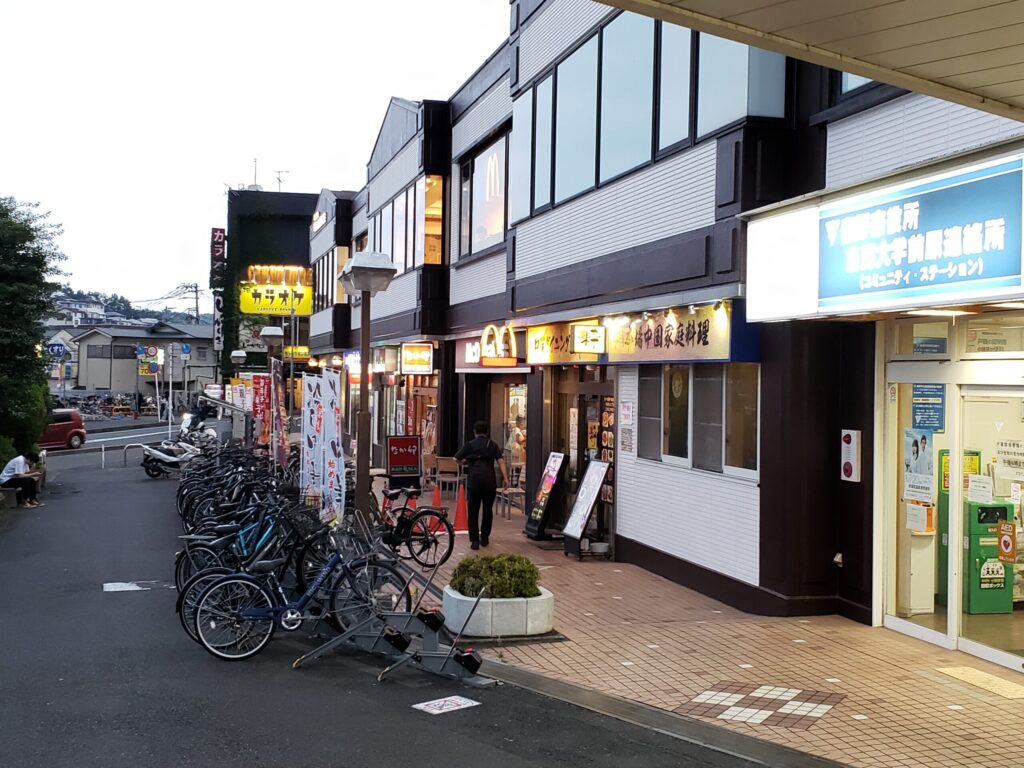 東海大学駅前南口の様子③
