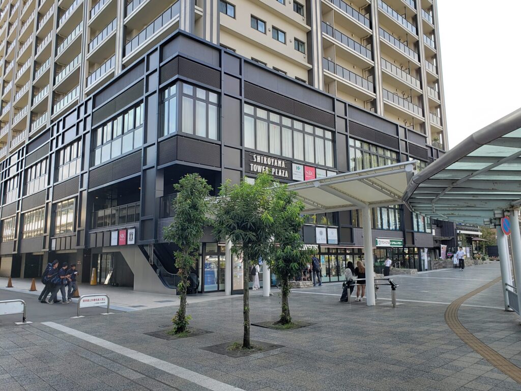 小田原駅西口のビル