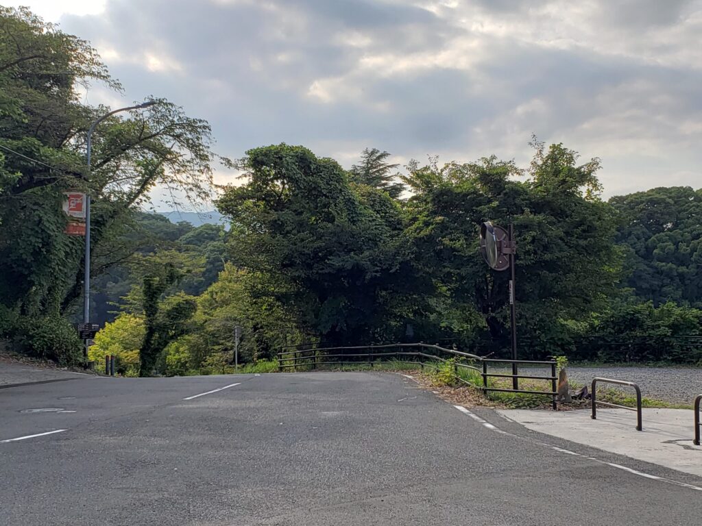 校舎付近の下り坂