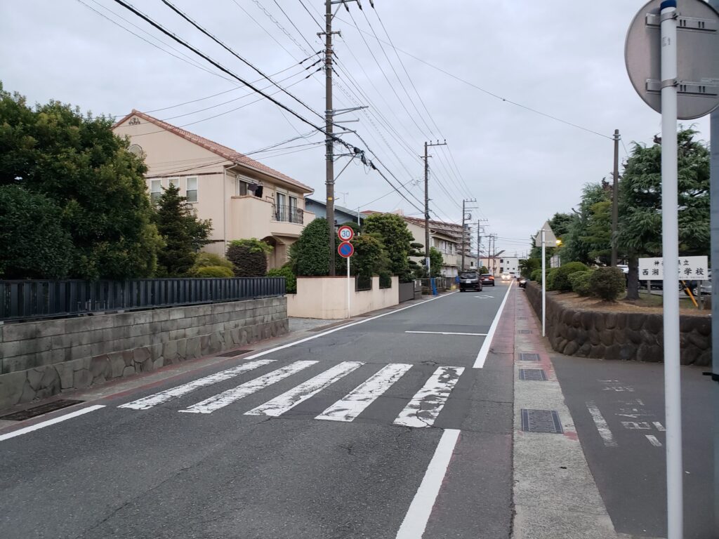 西湘高校近くの道①