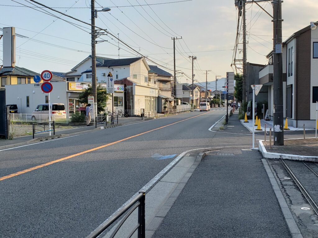 高校沿いの道路