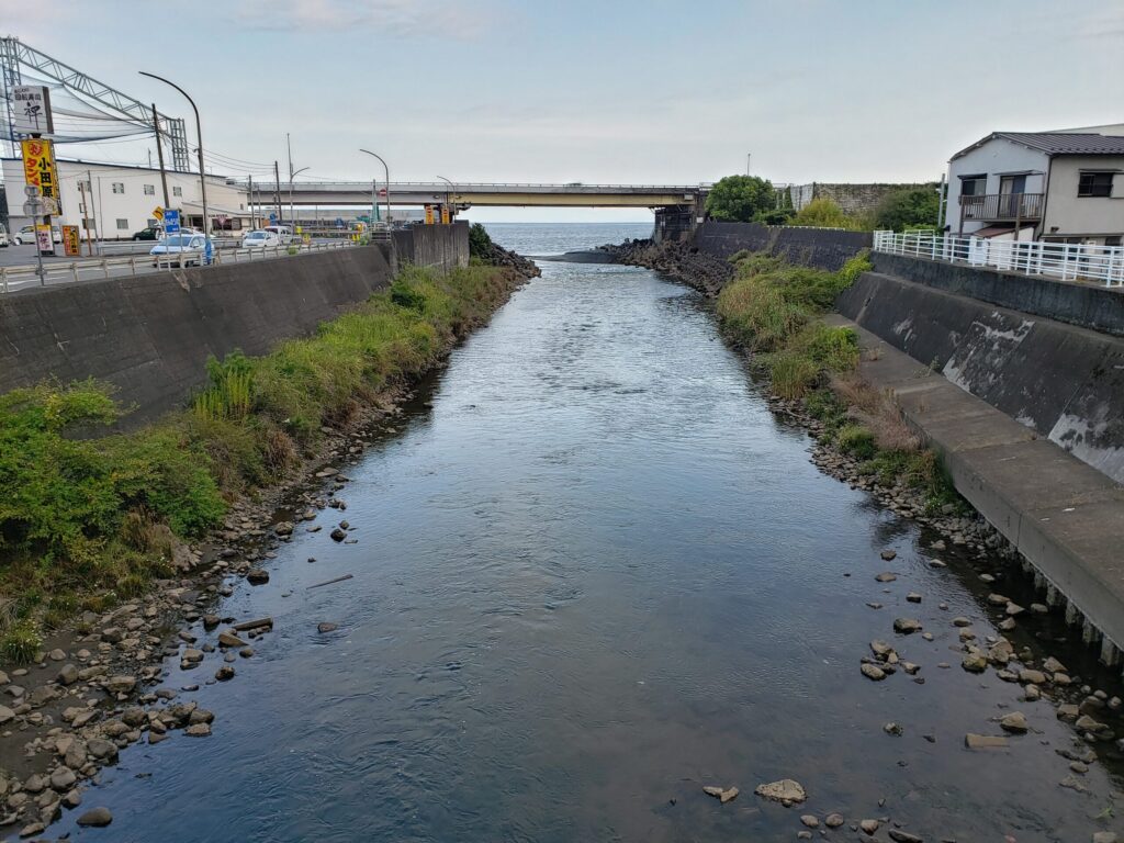 山王川と西湘バイパス