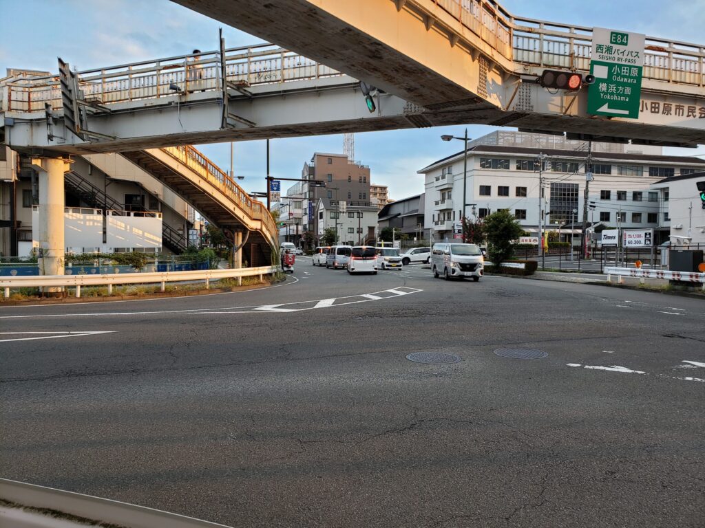 「小田原市民会館前」交差点