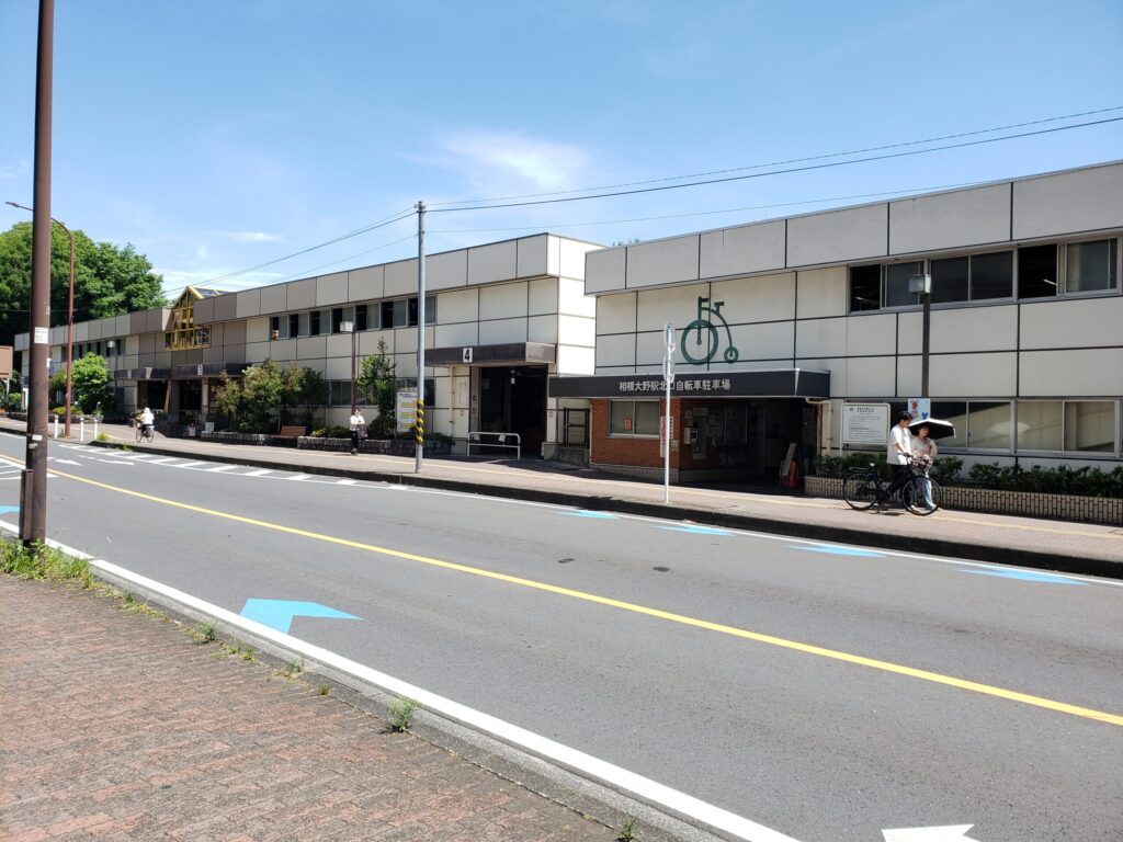 交差点の先の駐輪場