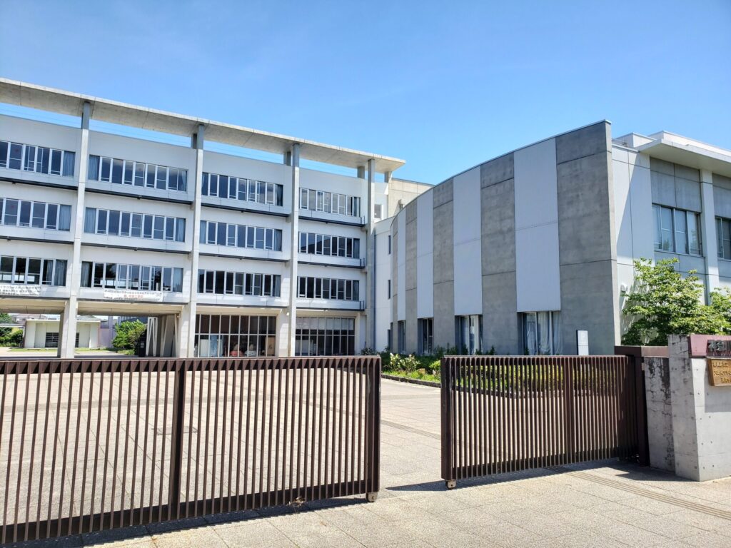 神奈川総合産業高校正門②