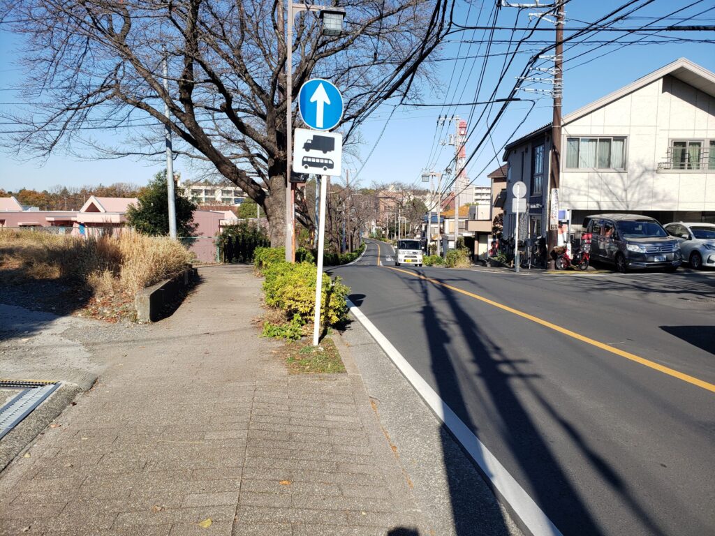 住宅街先の下り坂