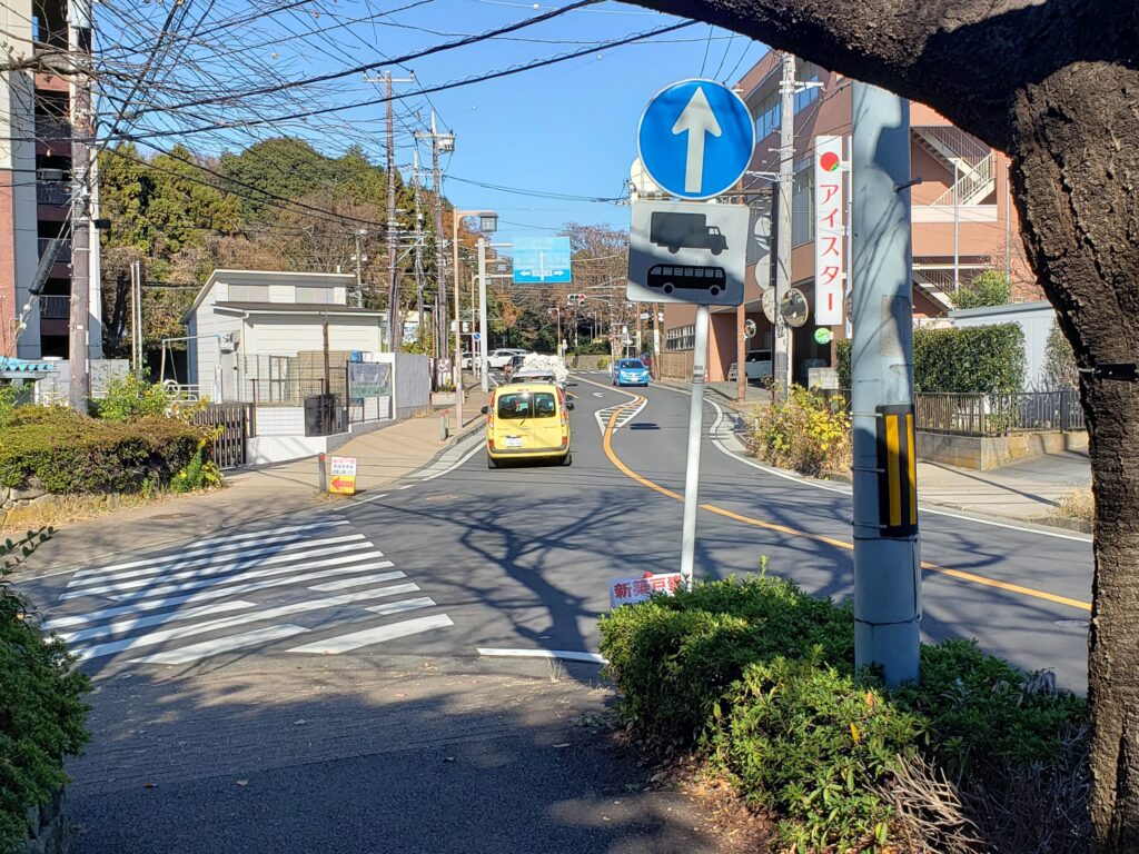 公園近くの下り坂