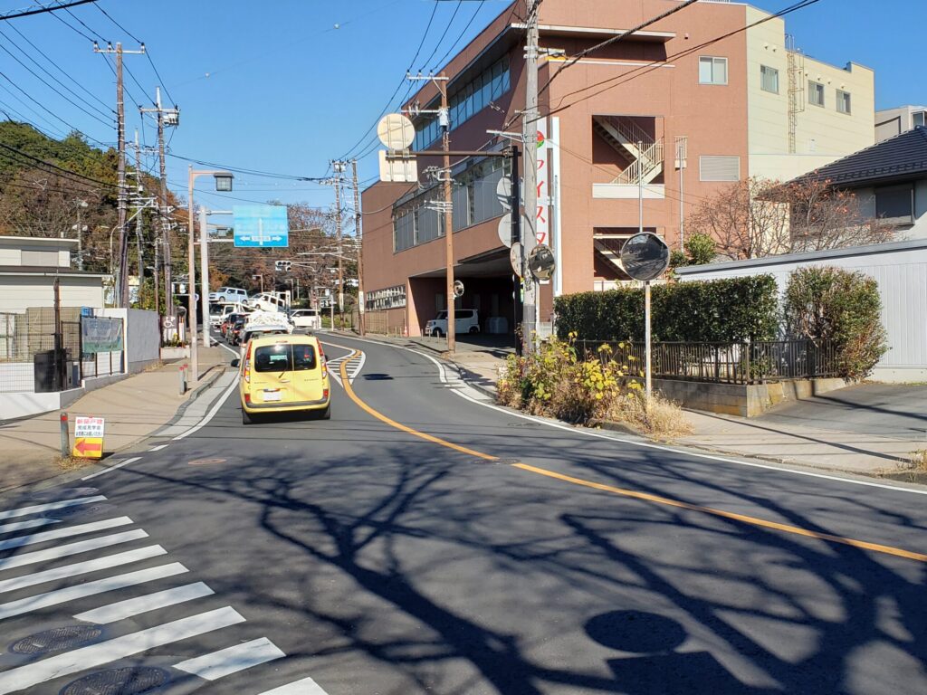 交差点前の短い上り坂