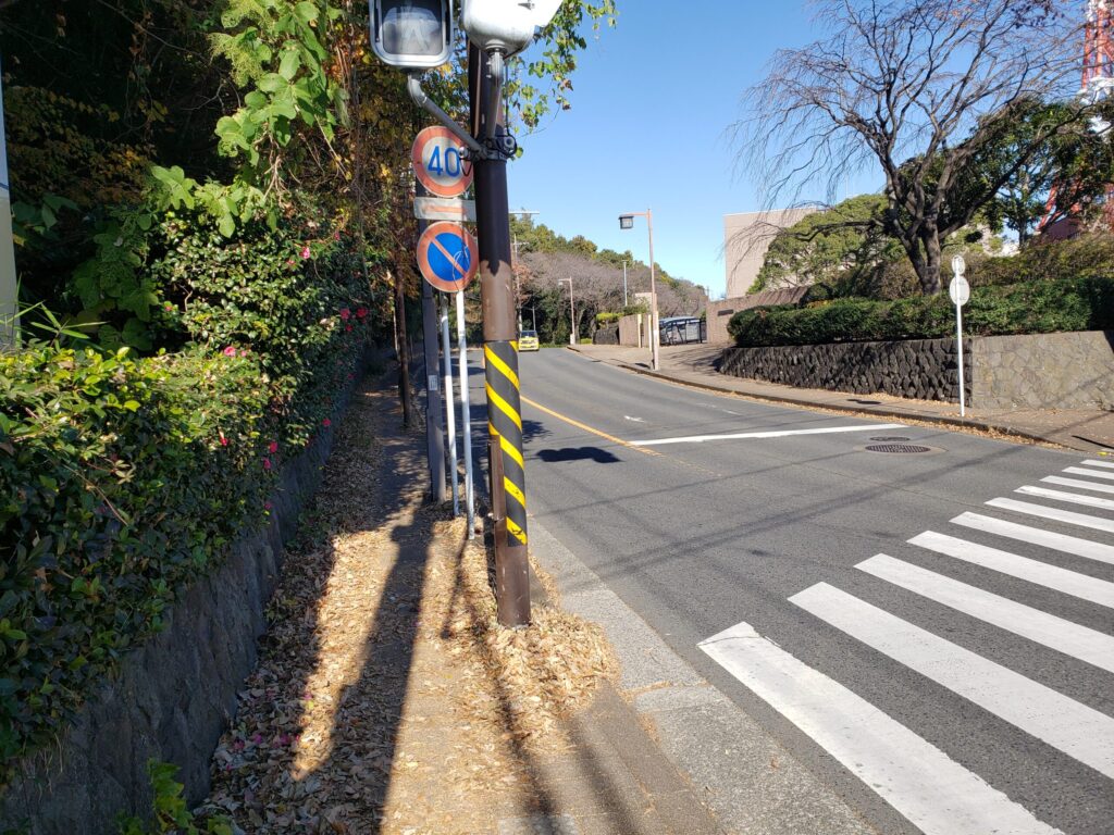 交差点先の上り坂