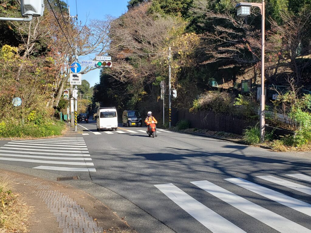 「瀬谷高校入口」交差点