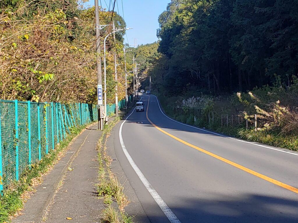 交差点先の下り坂