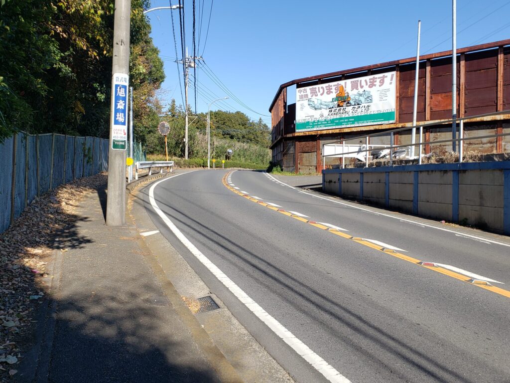 上り坂先のカーブ