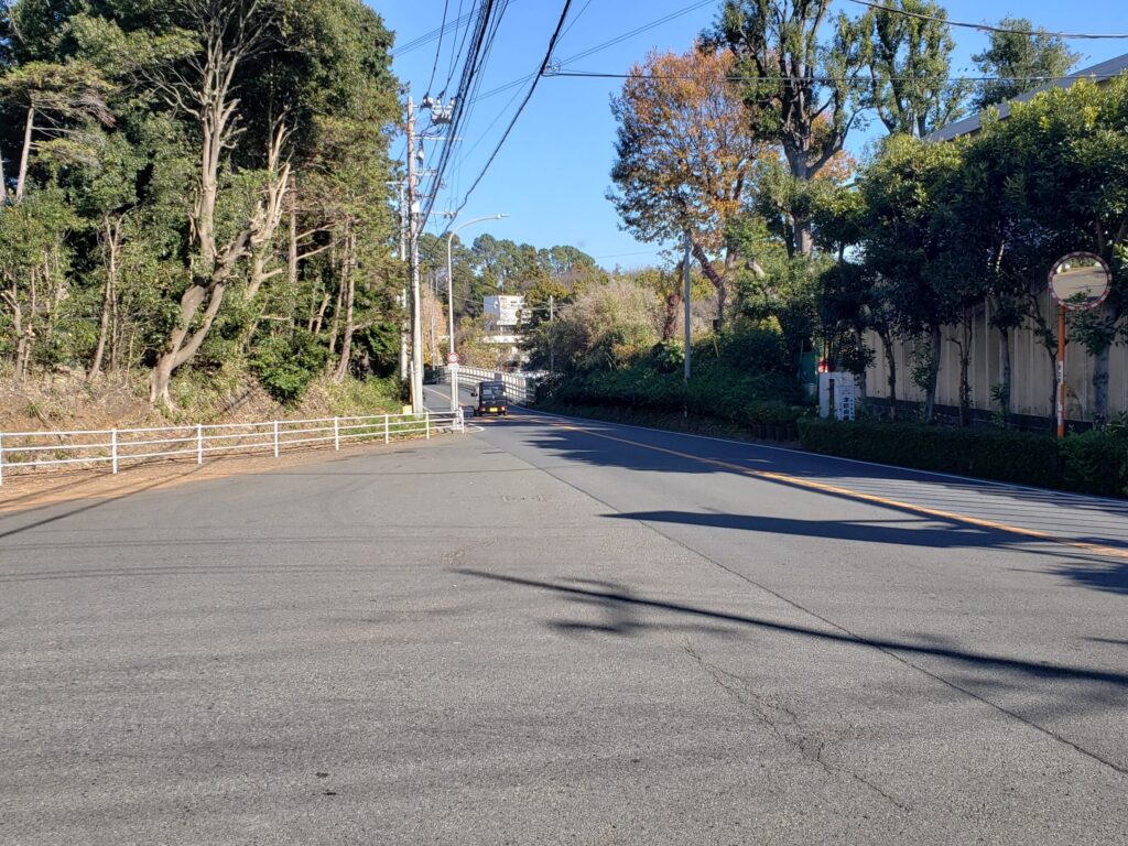 ゴルフ場前の道