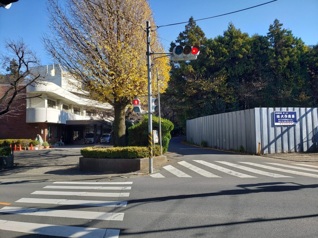 バス停手前の交差点