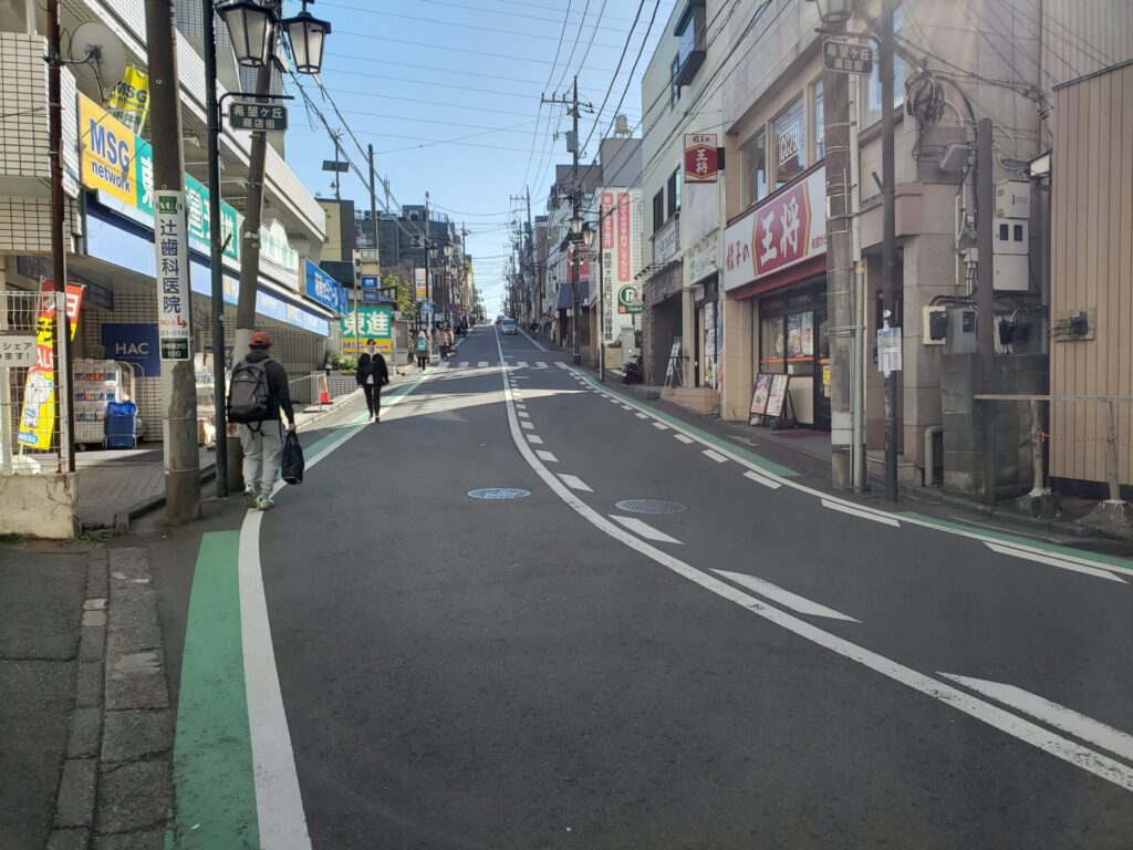 バス乗り場近くの登り坂②