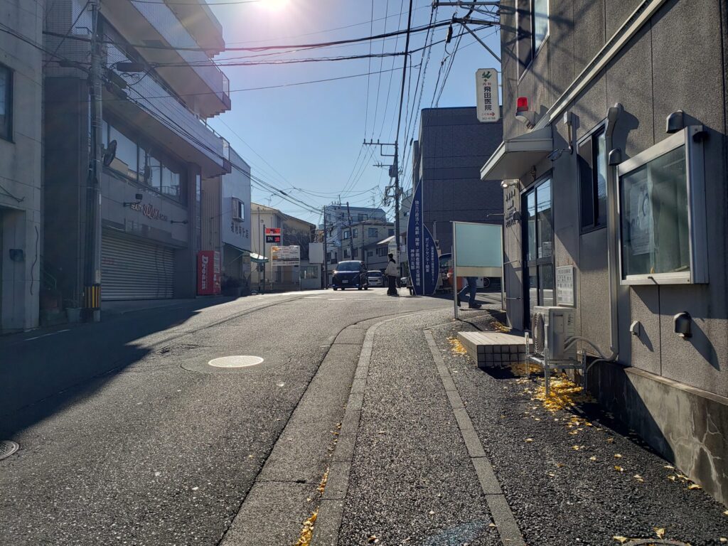 登り坂先の交番