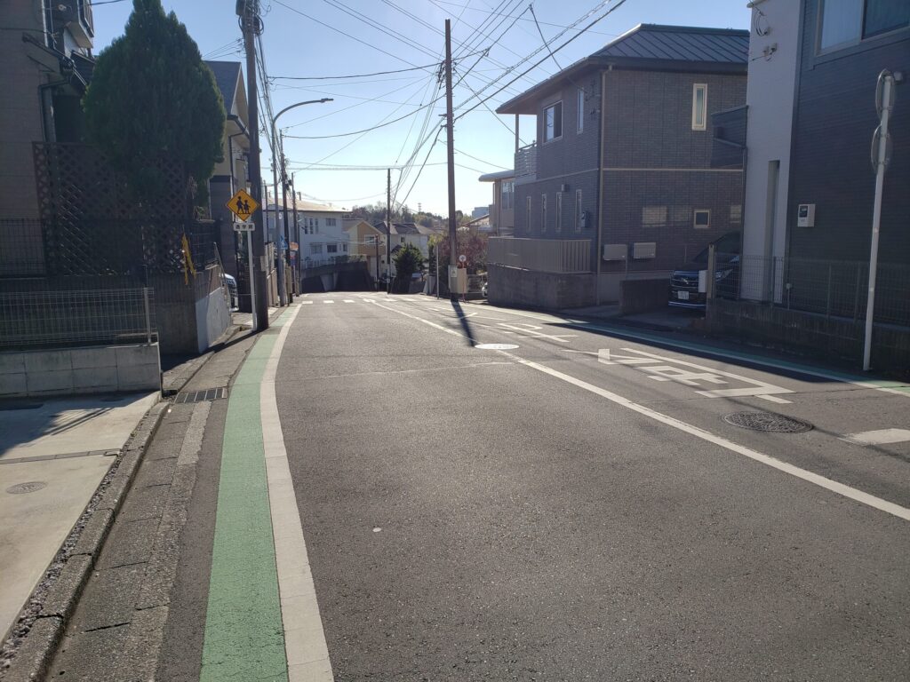 下り坂手前の道