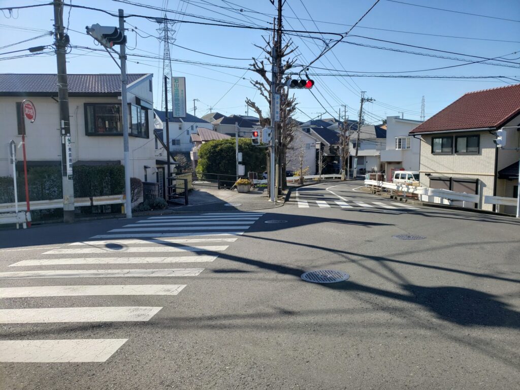 下り坂先の交差点