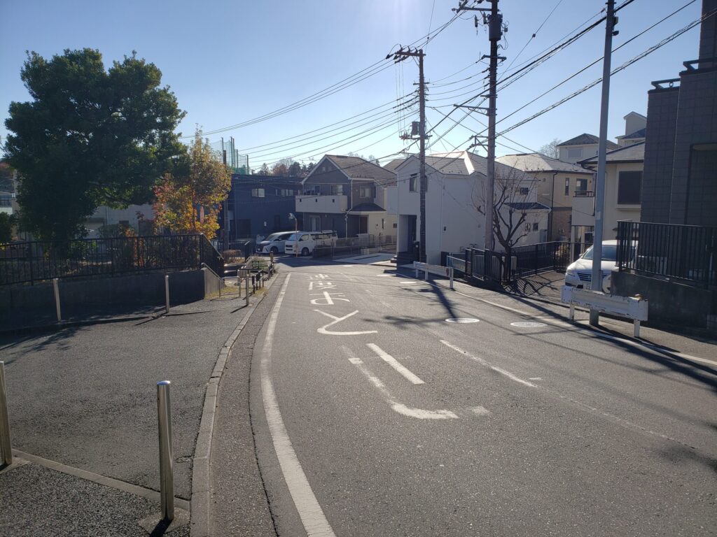 交差点の先の道