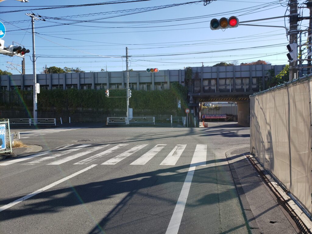 新幹線沿いの大通り①