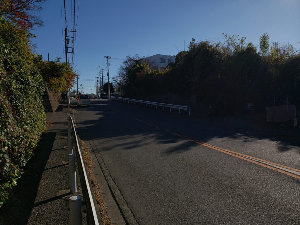 高校前の道